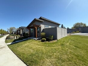 Building Photo - 2 Bedroom in NE Bend