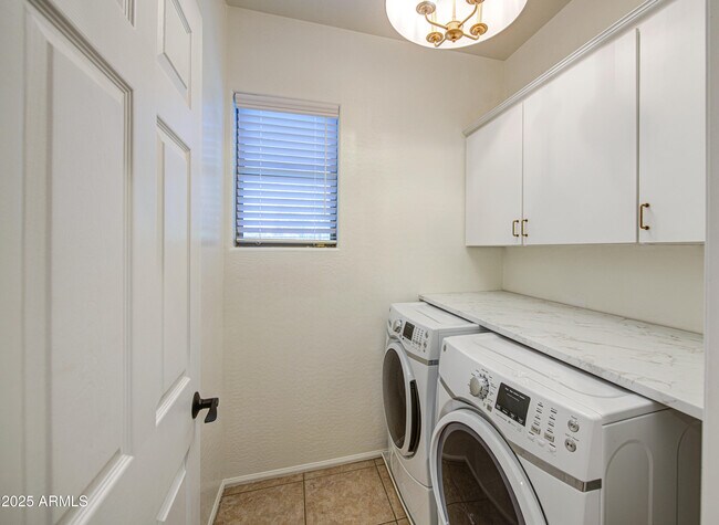 Building Photo - 4564 S Maverick Ct