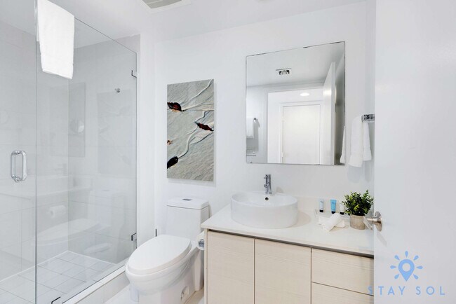 Building Photo - 2602 E Hallandale Beach Blvd