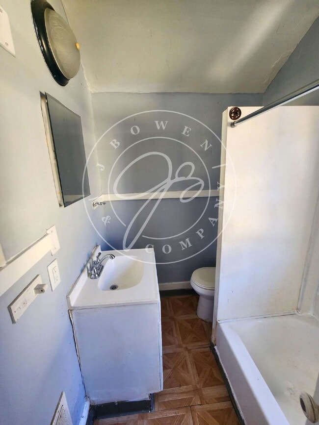 Building Photo - Spacious 3 bed with bonus room and shower ...