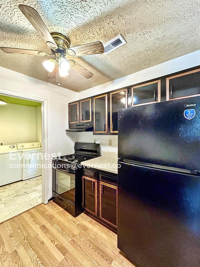 Building Photo - 818 Bedrock Ln