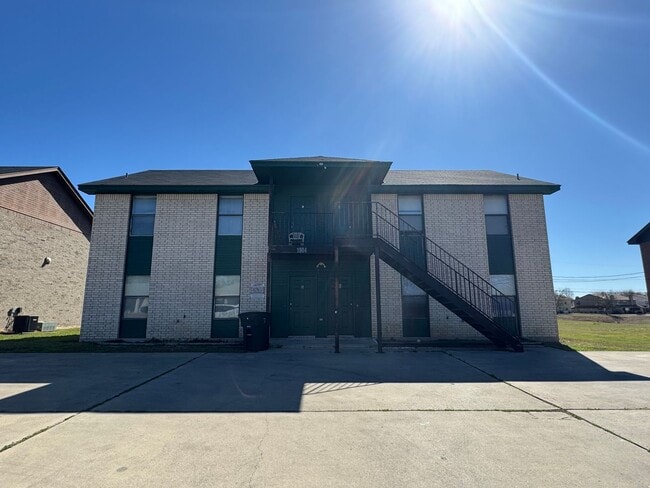 Building Photo - 1904 Windward Dr