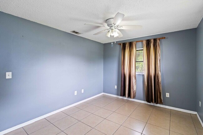 Building Photo - "Charming 2-Bedroom Duplex in Port Charlotte1"