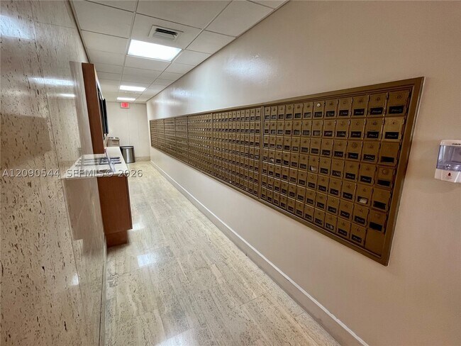 Building Photo - 2899 Collins Ave