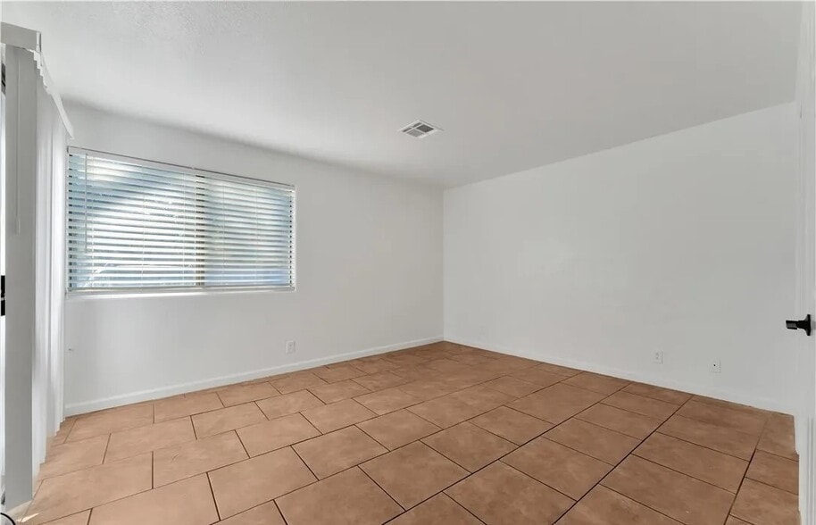 Building Photo - 5076 S Rainbow Blvd