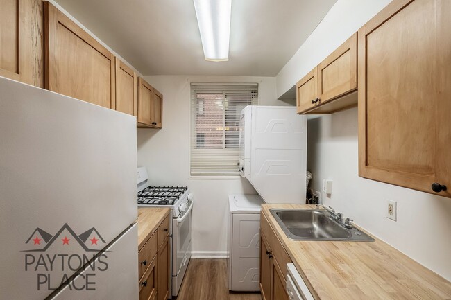 Building Photo - Spacious condo with Water included and Parking!!! FIRST MONTH'S HALF OFF