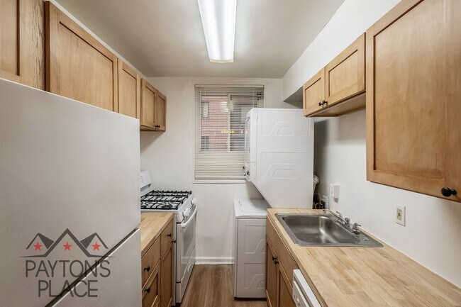 Building Photo - Spacious condo with Water included and Parking!!!