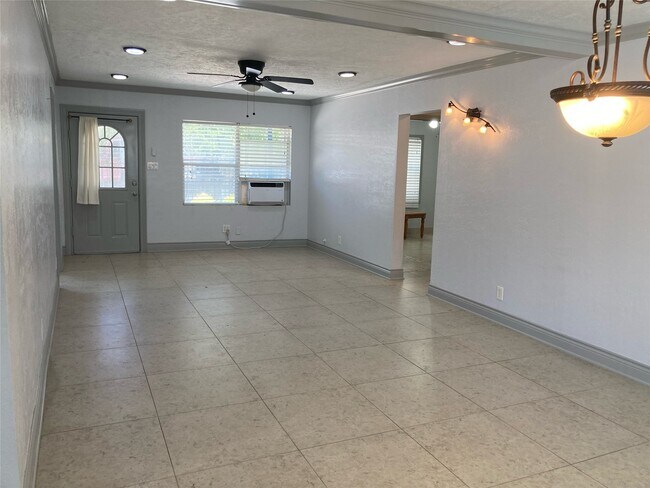 Building Photo - 1339 Idylwild St