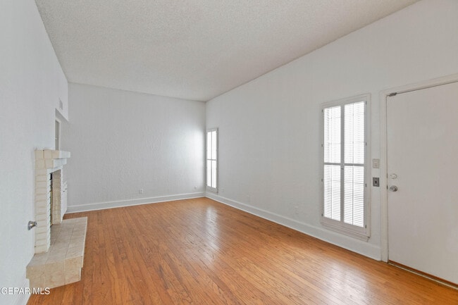 Building Photo - 316 Thunderbird Dr