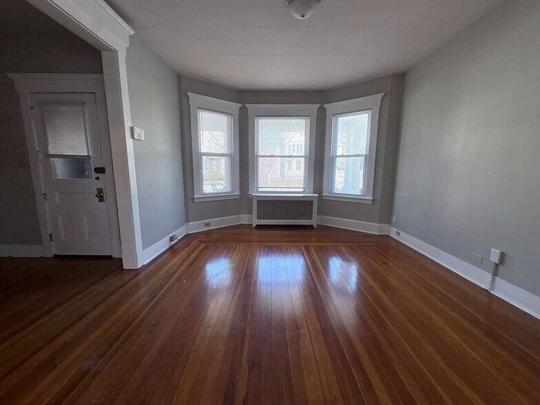 Building Photo - 64 Stanley St