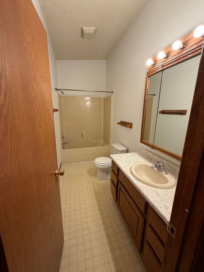 Building Photo - 3 Bed/2 Bath in Iowa City