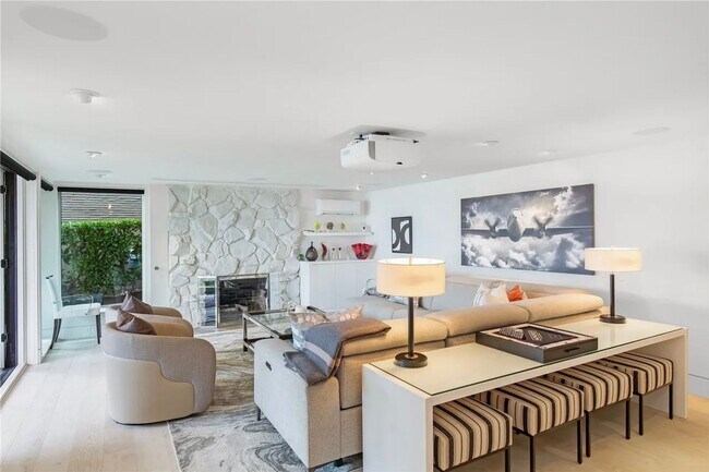 Building Photo - Leschi Waterfront Home