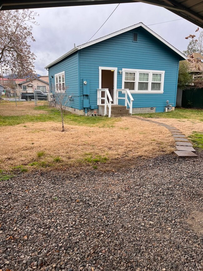 Building Photo - SIngle Family 2 Bedroom 1 Bath Home on Lar...