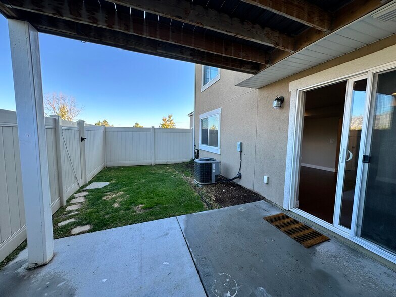 Building Photo - 989 S 2040 W