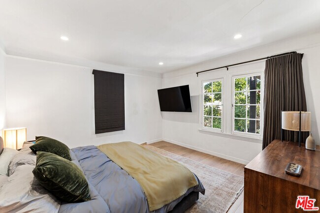 Building Photo - 502 N Sweetzer Ave