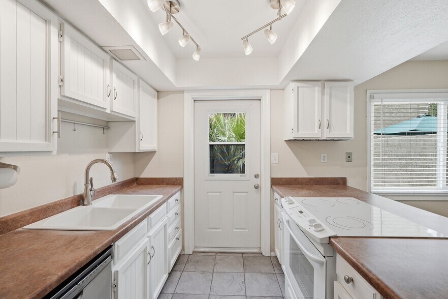 Building Photo - 31 W Pasadena Ave