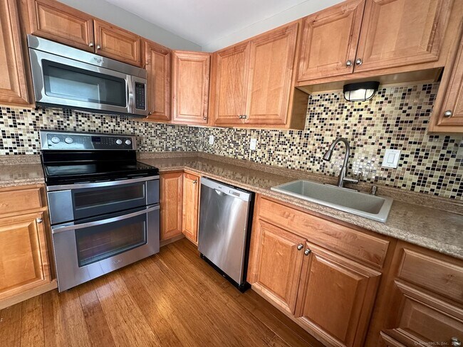 Building Photo - 26 Couch St