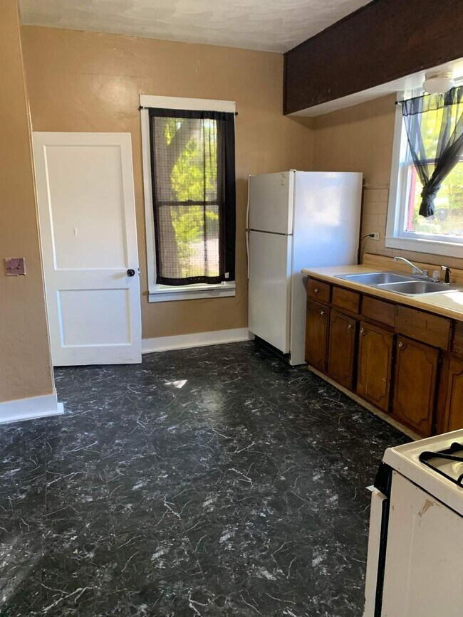 Building Photo - Remodeled 4 bedroom/1bathroom Home