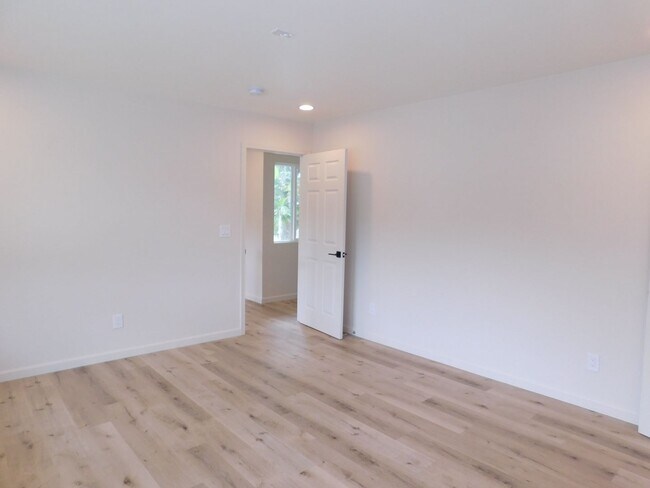 Building Photo - Kailua home on Kawainui canal, paddlers paradise, pet friendly