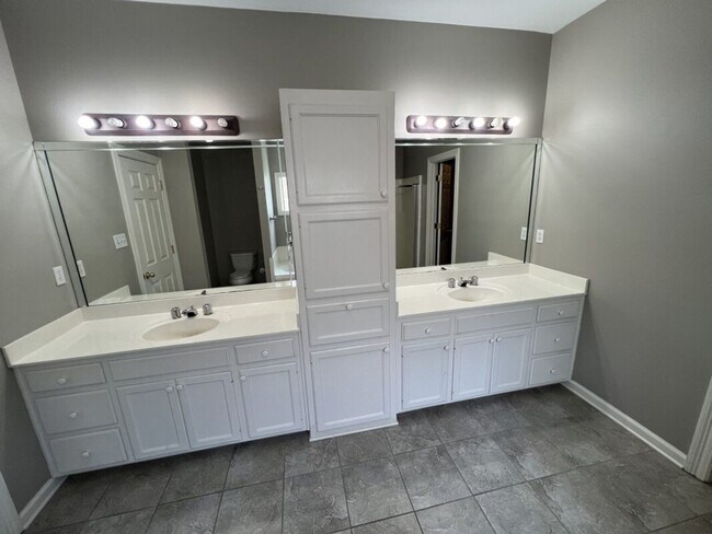 Building Photo - Location!  Location!  3 bedroom, 2 bath ho...