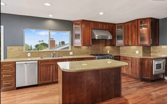 Building Photo - 3733 Beverly Ridge Dr
