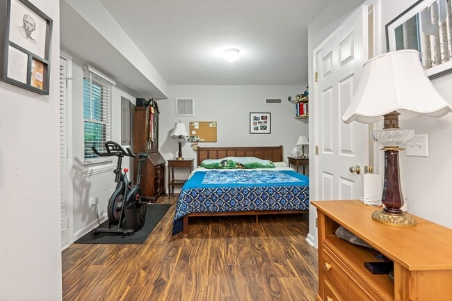 Building Photo - 3 Bedroom 2 Bath Chapel Hill Home - Availa...