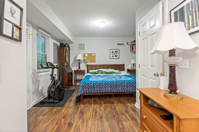 Building Photo - 3 Bedroom 2 Bath Chapel Hill Home - Available in early August! Near Southern Village