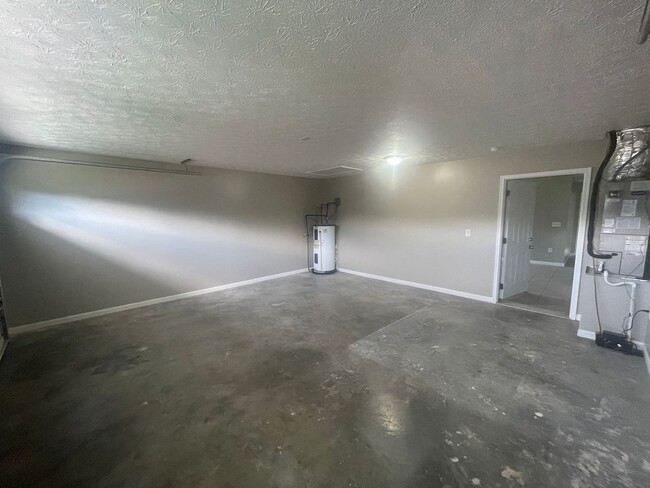 Building Photo - 3 bedroom, 2 bathroom home in the heart of...