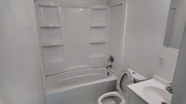 Building Photo - 2660 Sandhurst Dr