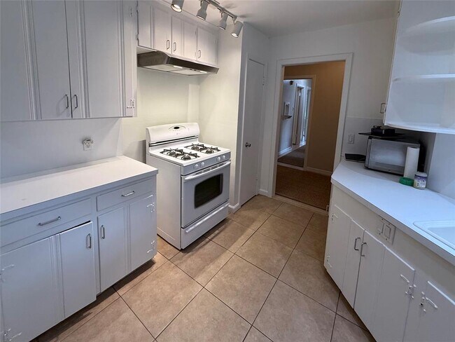 Building Photo - 4070 McDermed Dr