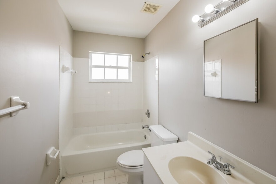 Building Photo - 40 NW 110th Ave