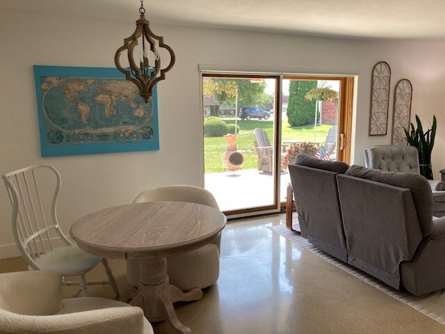 Building Photo - 161 E Queenwood Rd