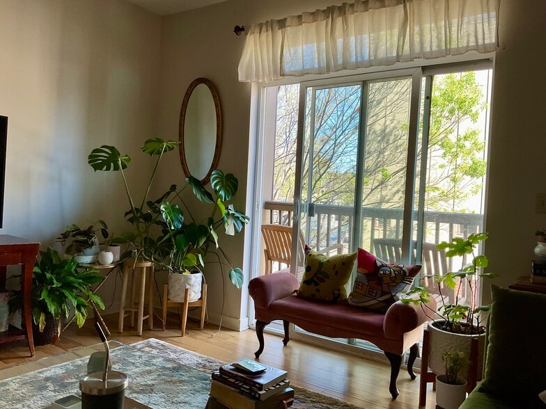 Building Photo - 817 Flynn St