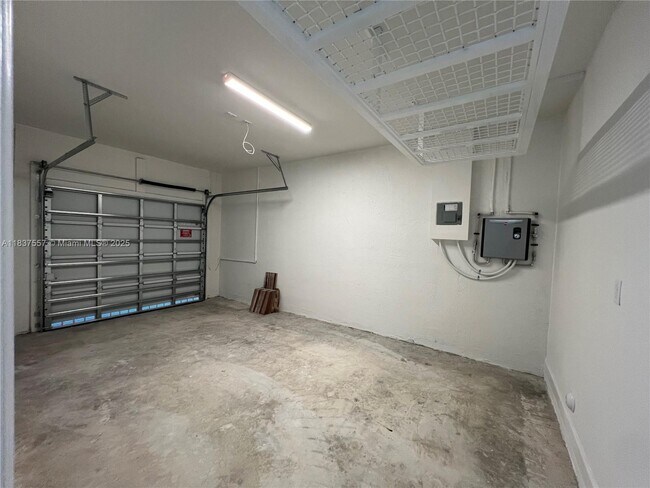 Building Photo - 651 SE 14th Ct