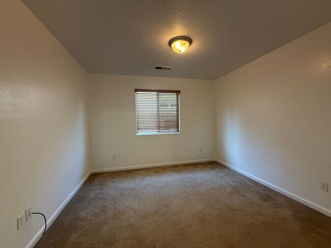 Building Photo - 3-bedrooms and two bathrooms home located in Visalia, CA