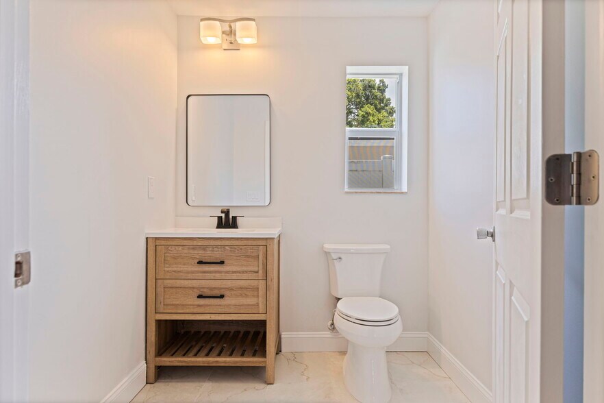 Building Photo - 934 41st Ave NE