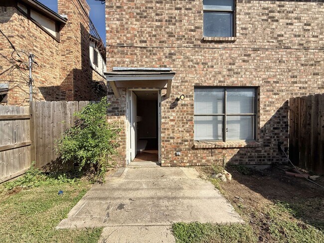 Building Photo - Charming 2-Bedroom Brick Home with Spaciou...
