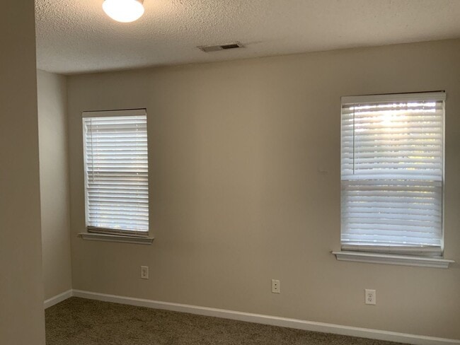 Building Photo - 2 Bedroom 2.5 Bathroom Townhome located in the The Gables!