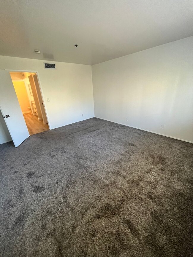 Building Photo - Move-In Ready 2-Bed Condo with Upgrades & ...