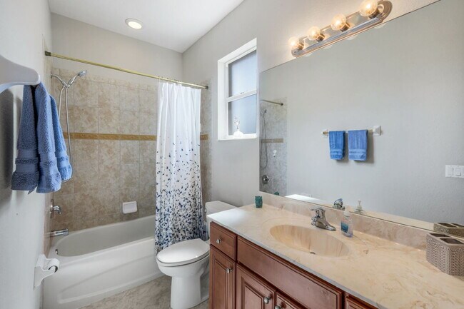 Building Photo - "Spacious 3-Bedroom Condo Retreat in Ester...