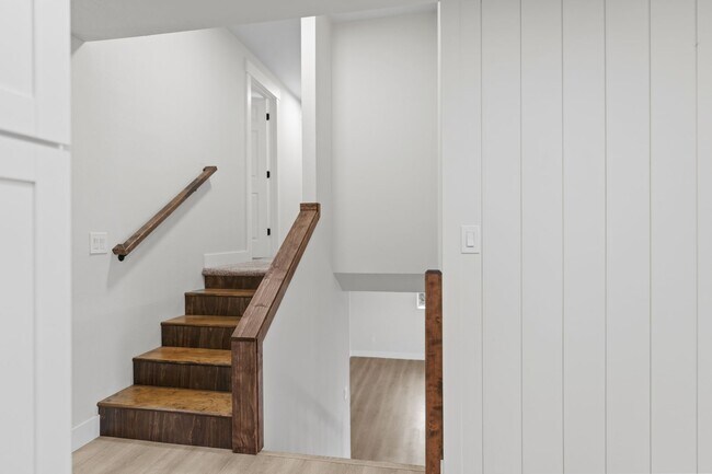 Building Photo - Gorgeous South Hill Home