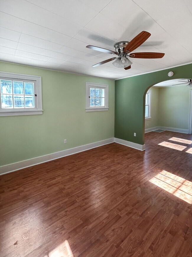 Building Photo - Welcome to this charming 2-bedroom, 1-bathroom home located in the heart of Crescent Township, PA