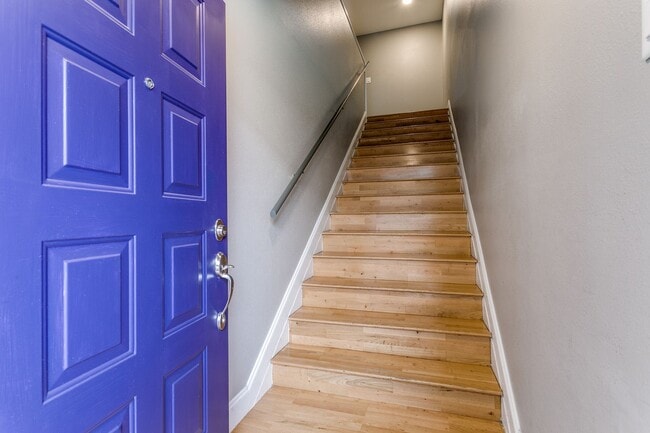 Building Photo - 2-BEDROOM CONDO AT OLMOS PARK TOWNHOMES