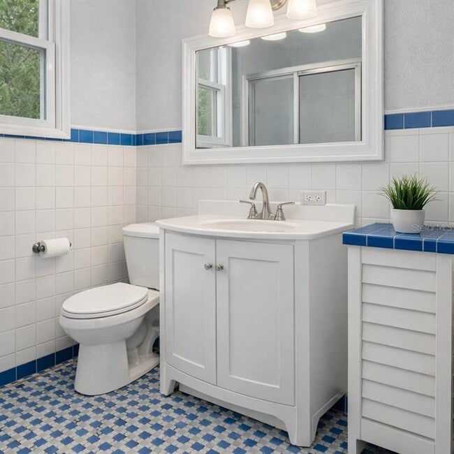 Building Photo - 205 25th Ave NE