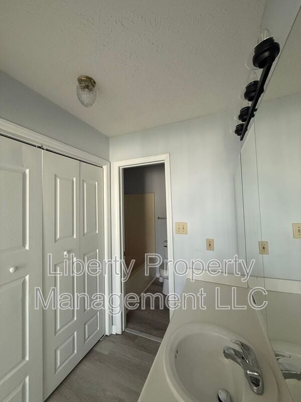 Building Photo - 1222 Skyline Dr