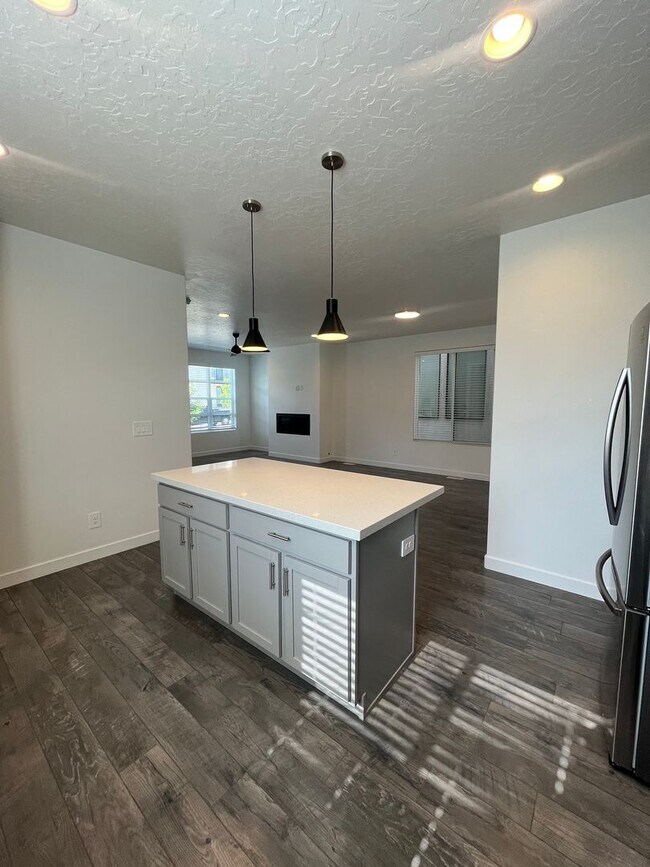 Building Photo - Spacious 3 Bed 2.5 Bath Home Available Jun...