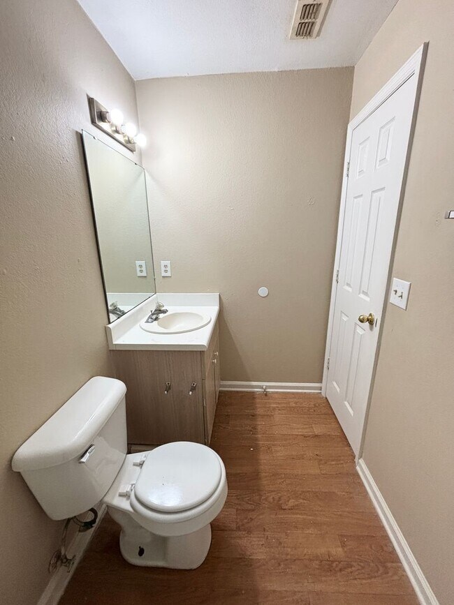 Building Photo - Modern 4BR/4BA Townhouse Near FAMU & North...