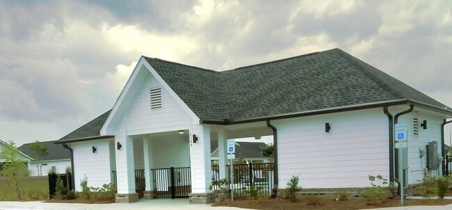 Building Photo - Four bedroom two bath home in Trieste at B...