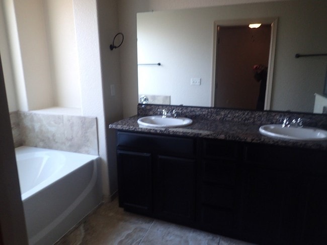 Building Photo - 13836 Hollywood Dr