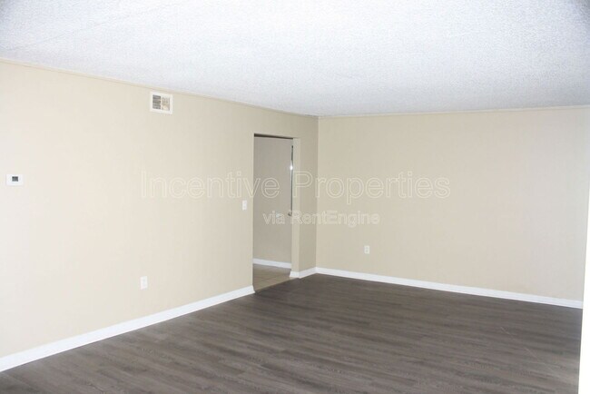 Building Photo - 4177 Versailles Dr